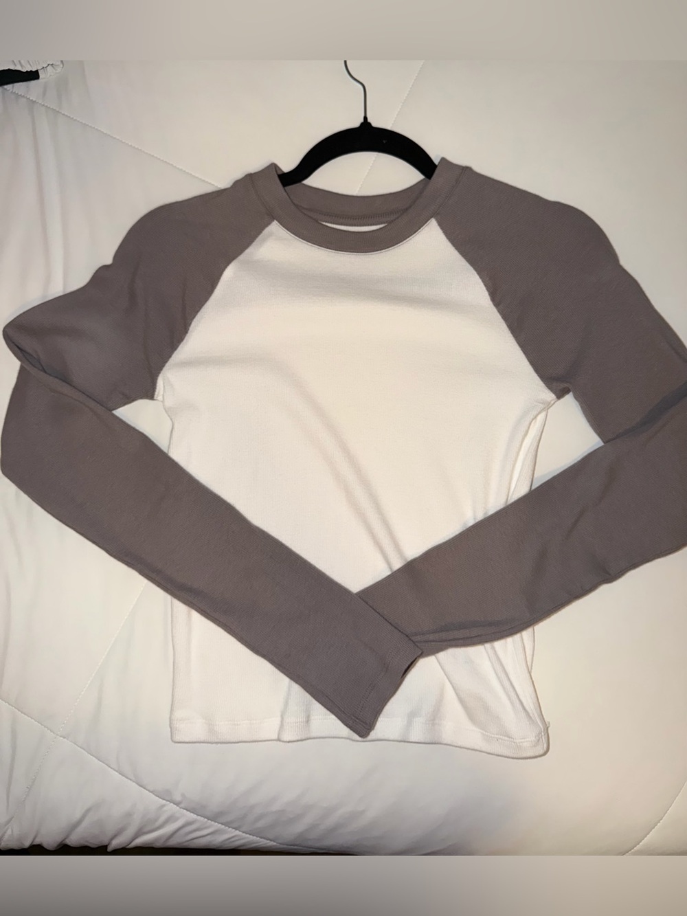 HOLLISTER Long-Sleeve Top - White with Taupe Sleeves